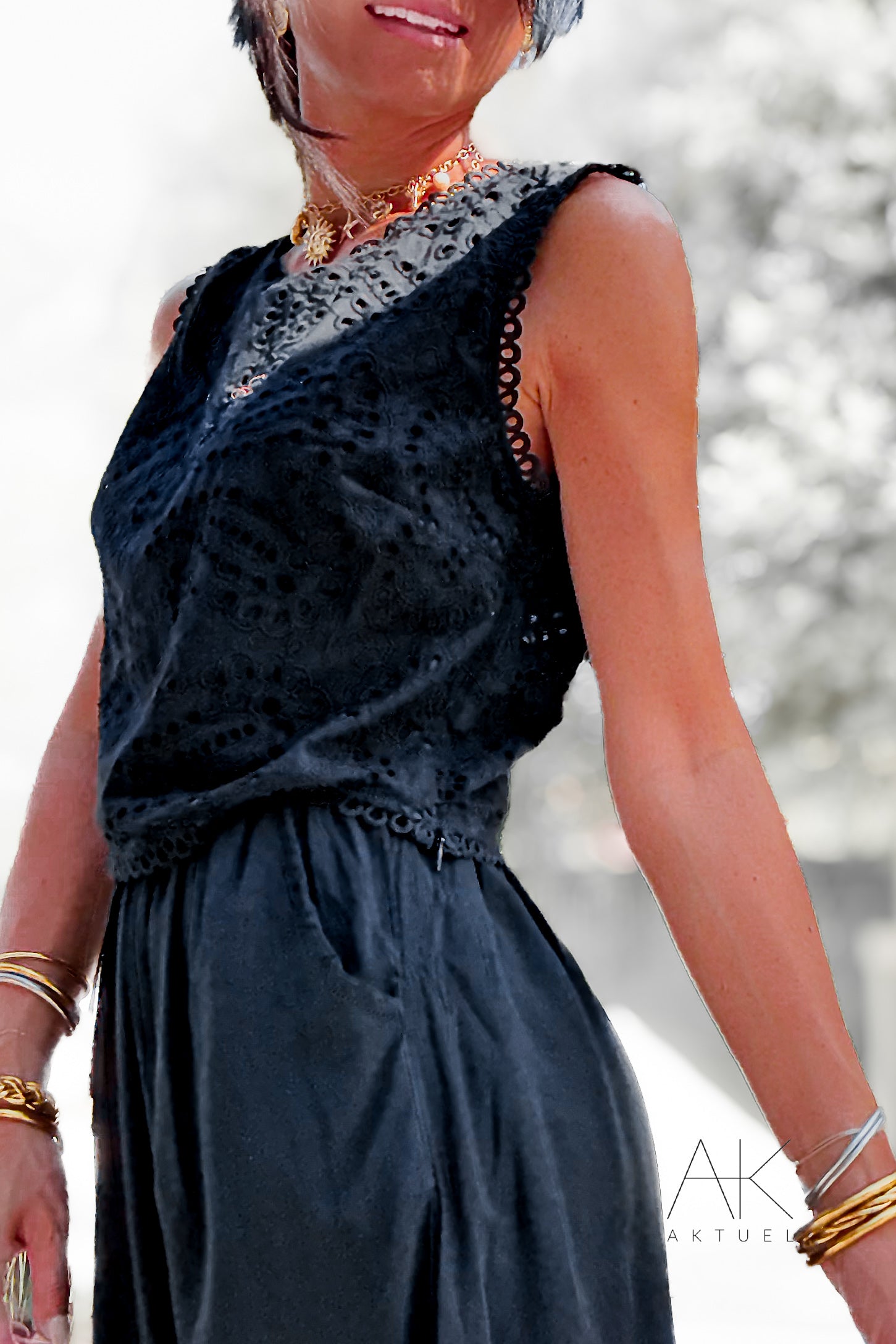 Top sans manches noir en broderie anglaise