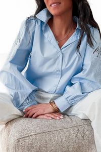 Chemise bleue à manches brodées