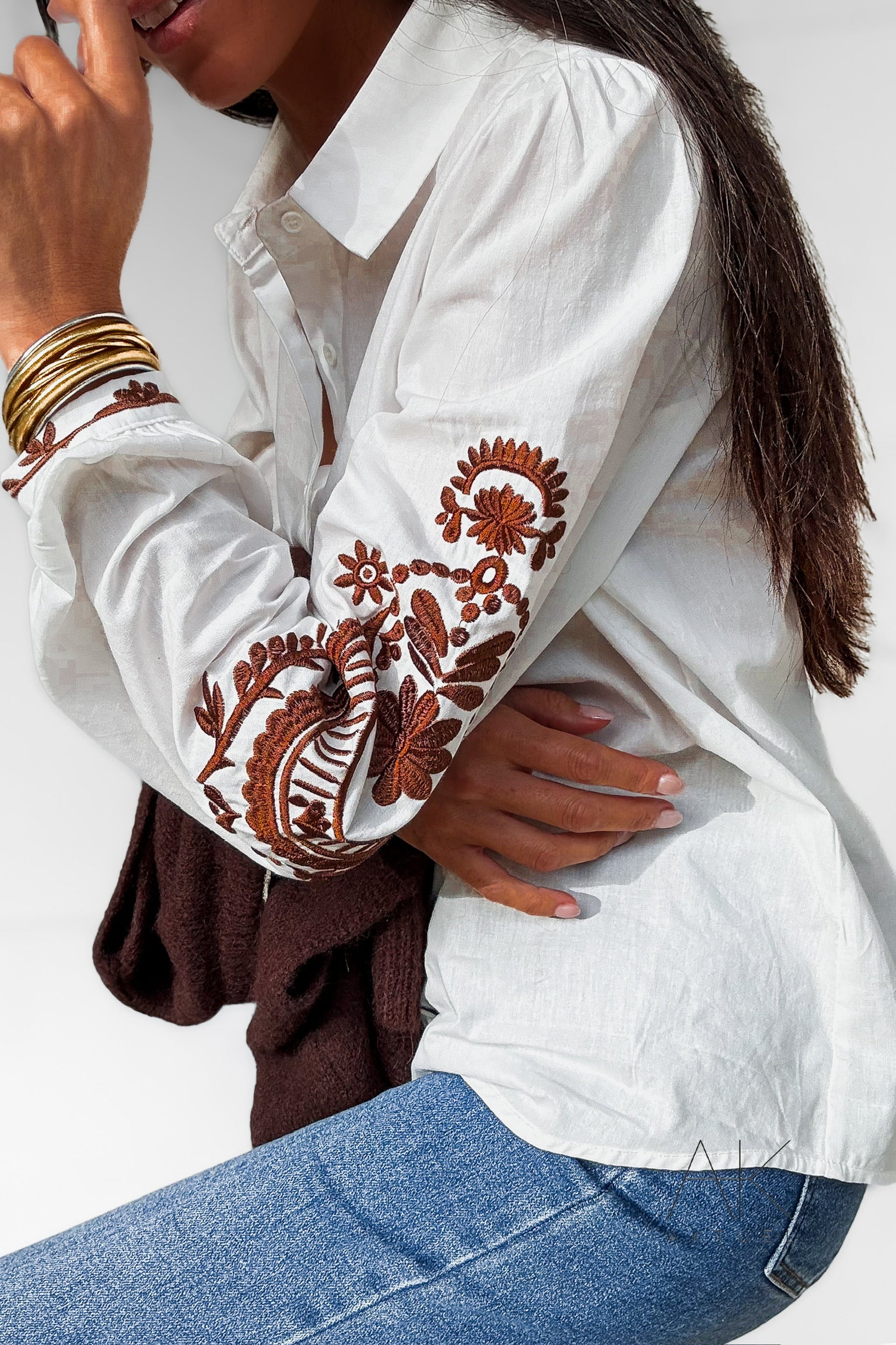 Chemise blanche brodée chocolat