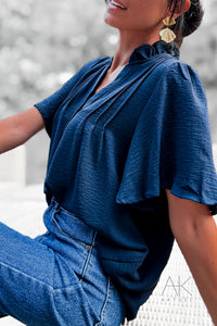 Blouse bleu marine fluide col plissé et manches papillon