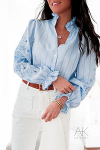 Blouse rayée bleue à broderies