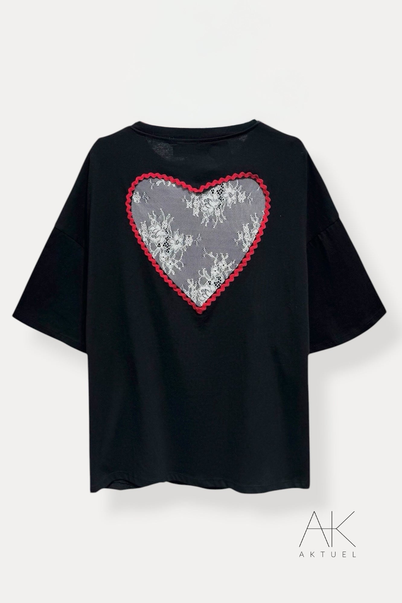 T-shirt noir cœur dentelle dans le dos