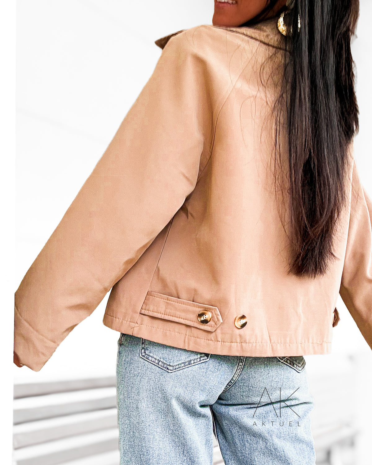 Veste trench courte taupe à revers carreaux