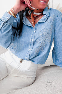 Chemise en jean brodée fleurs