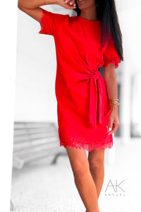 Robe courte à nouer en dentelle rouge