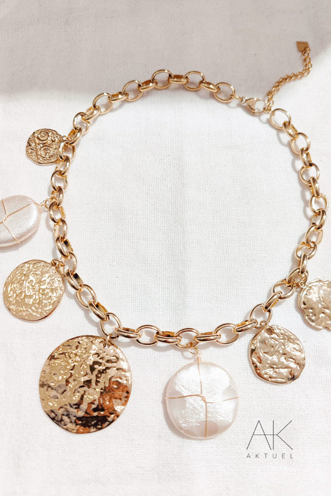 Collier breloque pampilles martelé et nacre doré