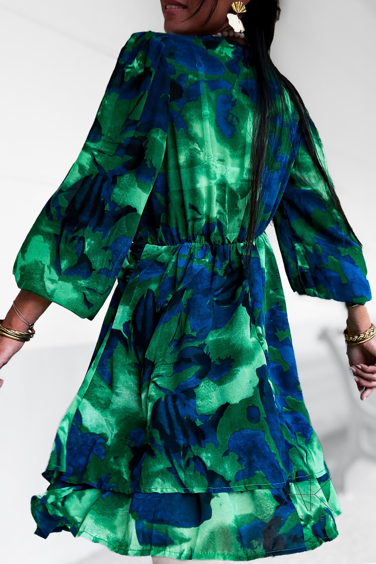Robe courte col V imprimée vert et bleu