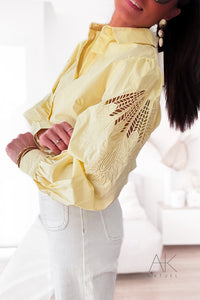 Chemise jaune à manches brodées