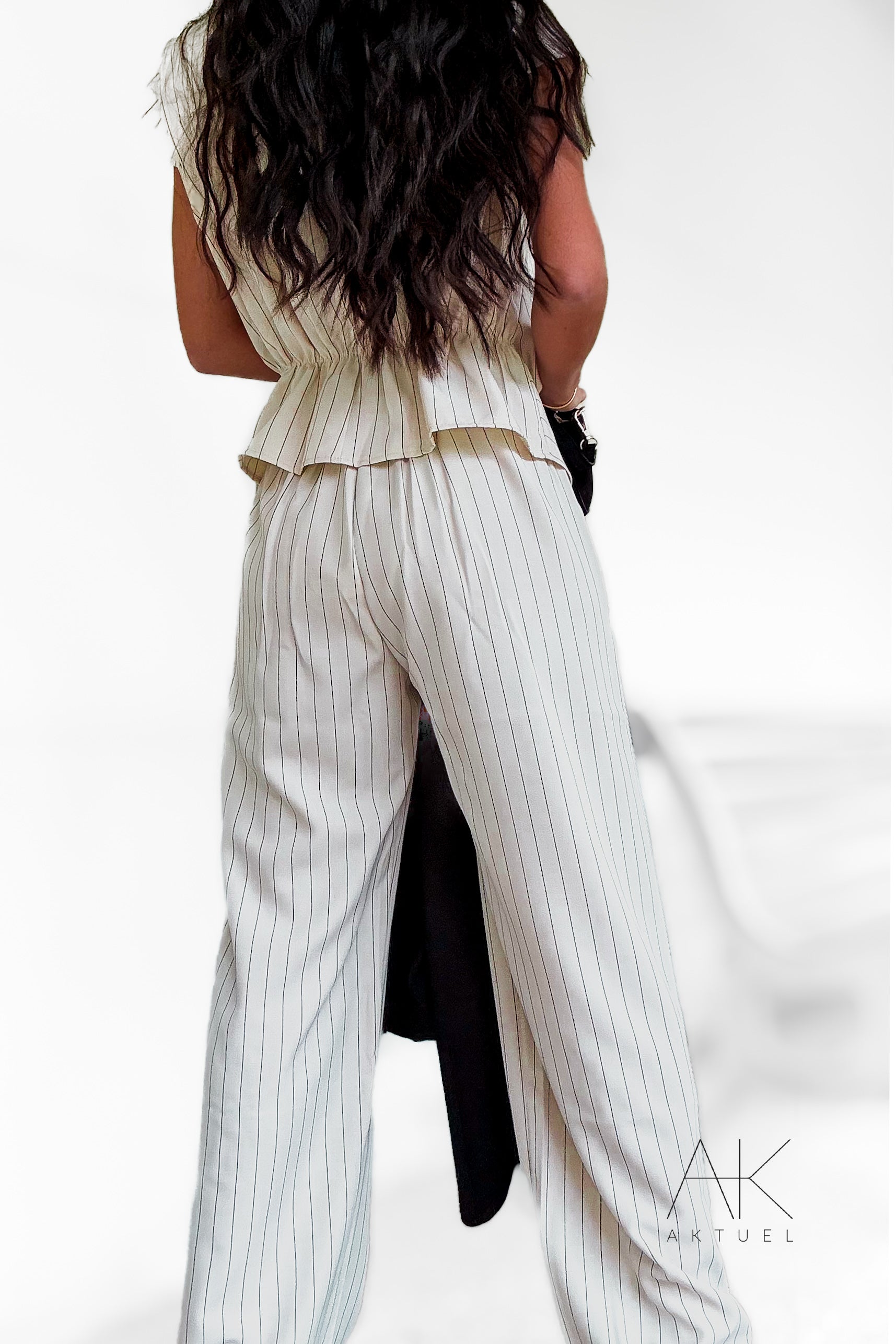 Pantalon large écru à fines rayures
