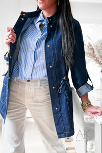 Chemise bleu ciel à rayures blanches