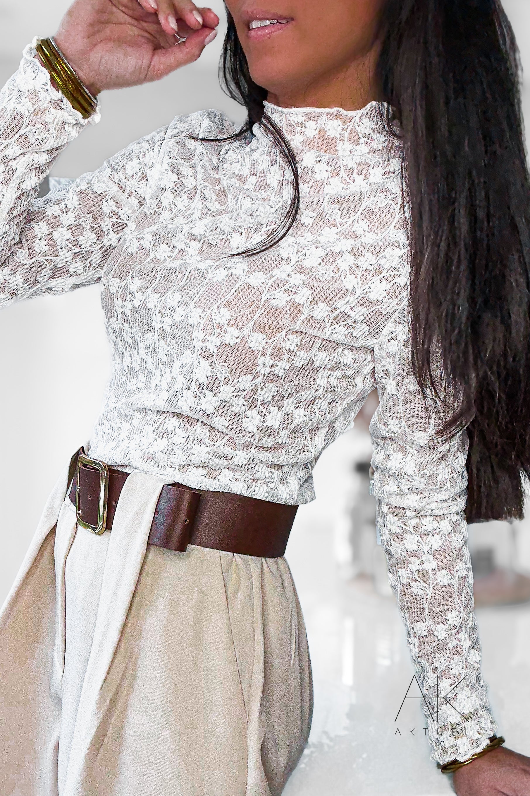 Top en dentelle écrue manches longues