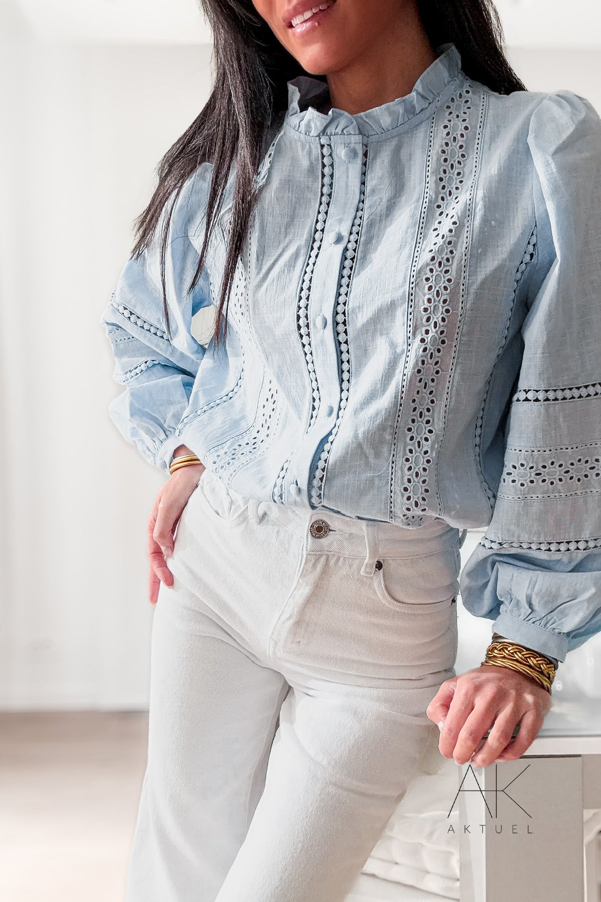 Chemise bleu à détails dentelle