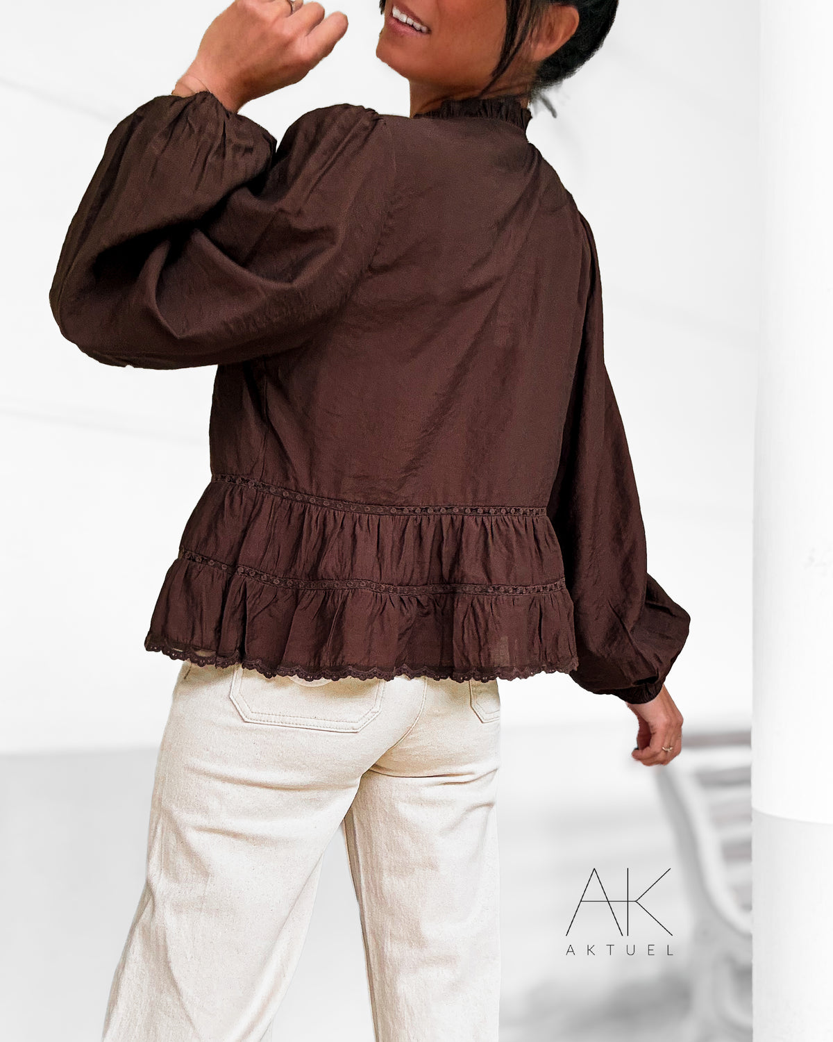 Blouse chocolat romantique à volants