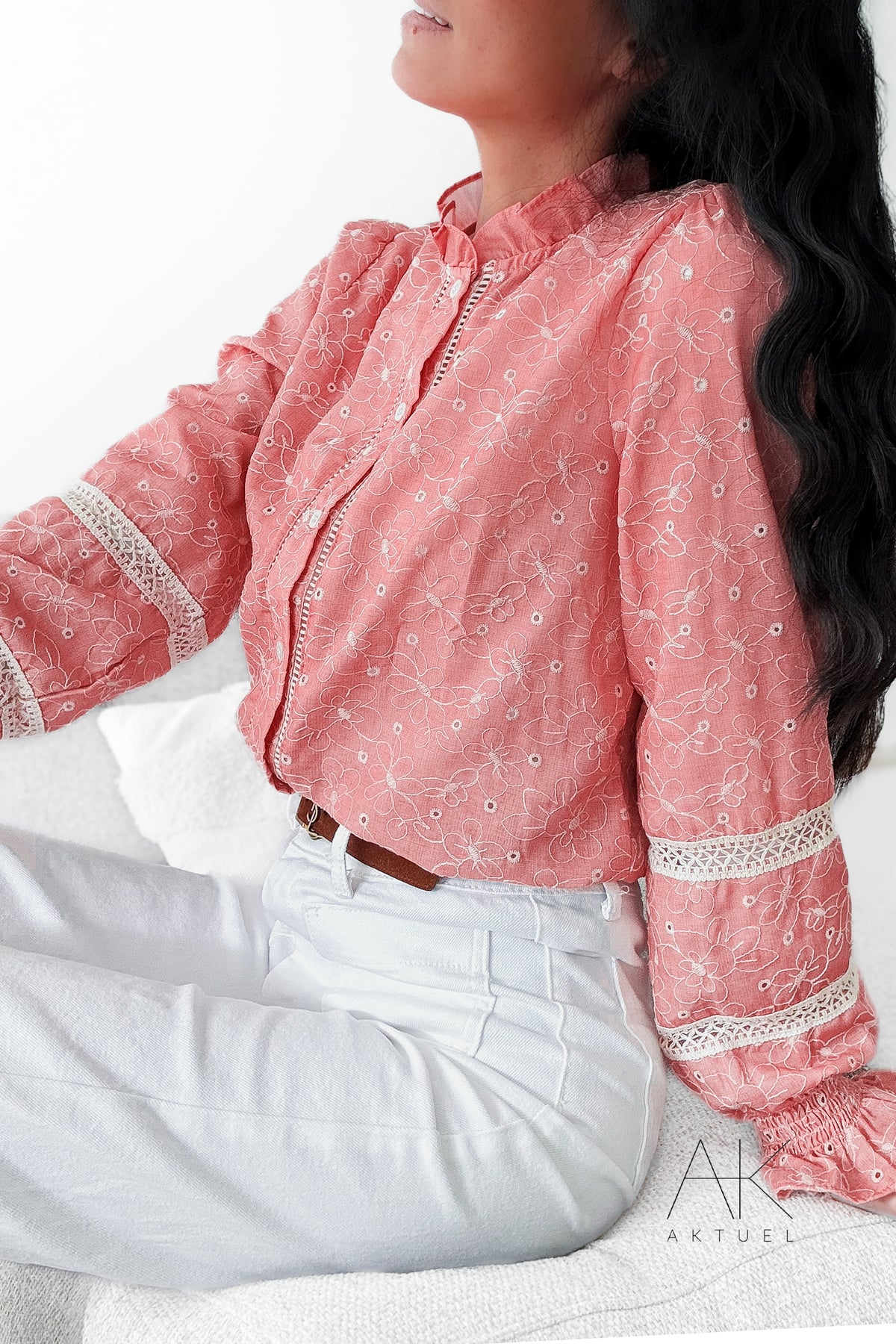 Blouse corail brodée détails dentelle