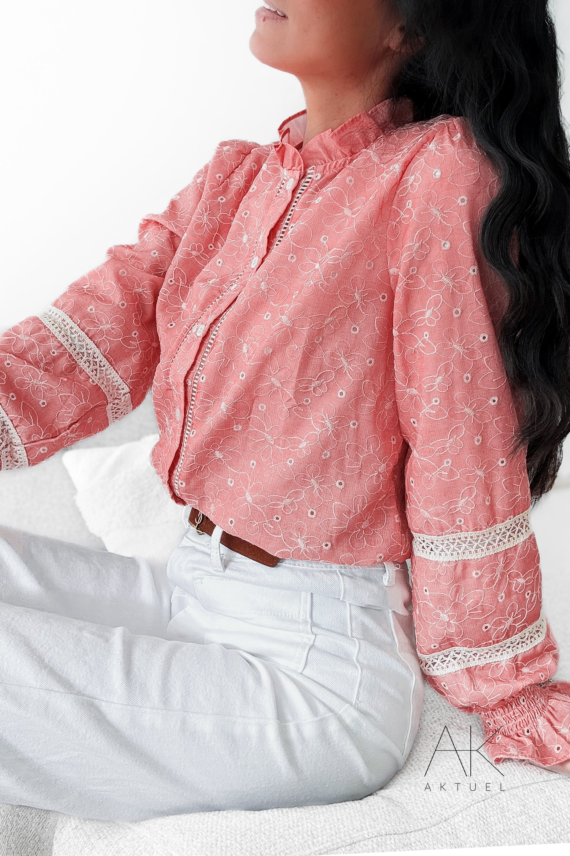 Blouse corail brodée détails dentelle