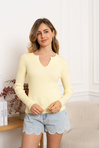 Pull jaune côtelé petit col V