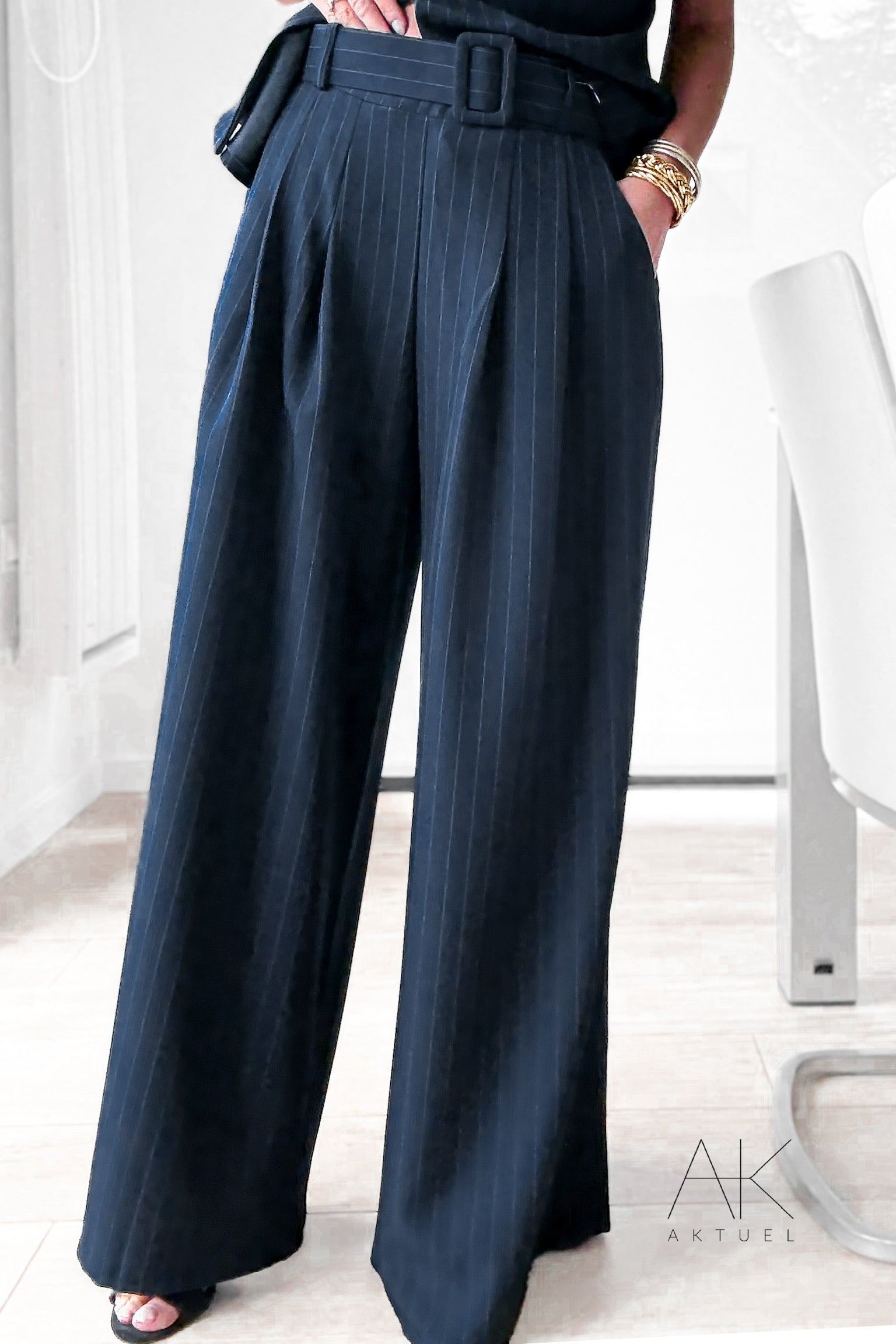 Pantalon large marine à fines rayures avec ceinture