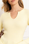 Pull jaune côtelé petit col V