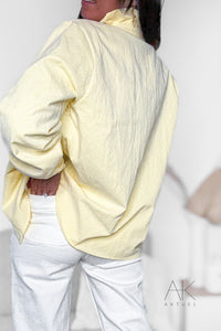 Chemise jaune pâle col volanté