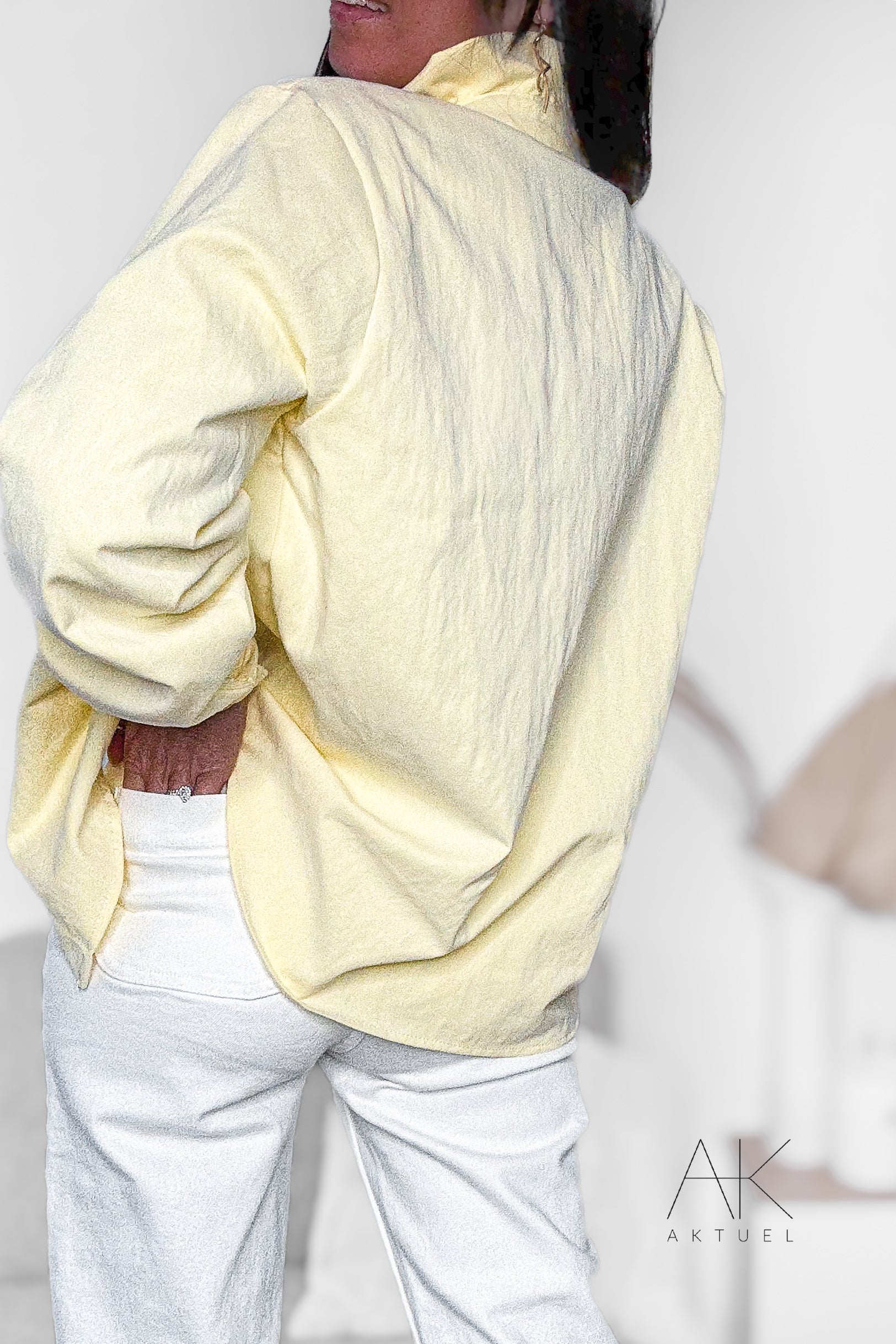 Chemise jaune pâle col volanté