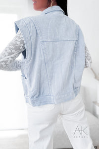 Veste sans manches en jean bleu délavé