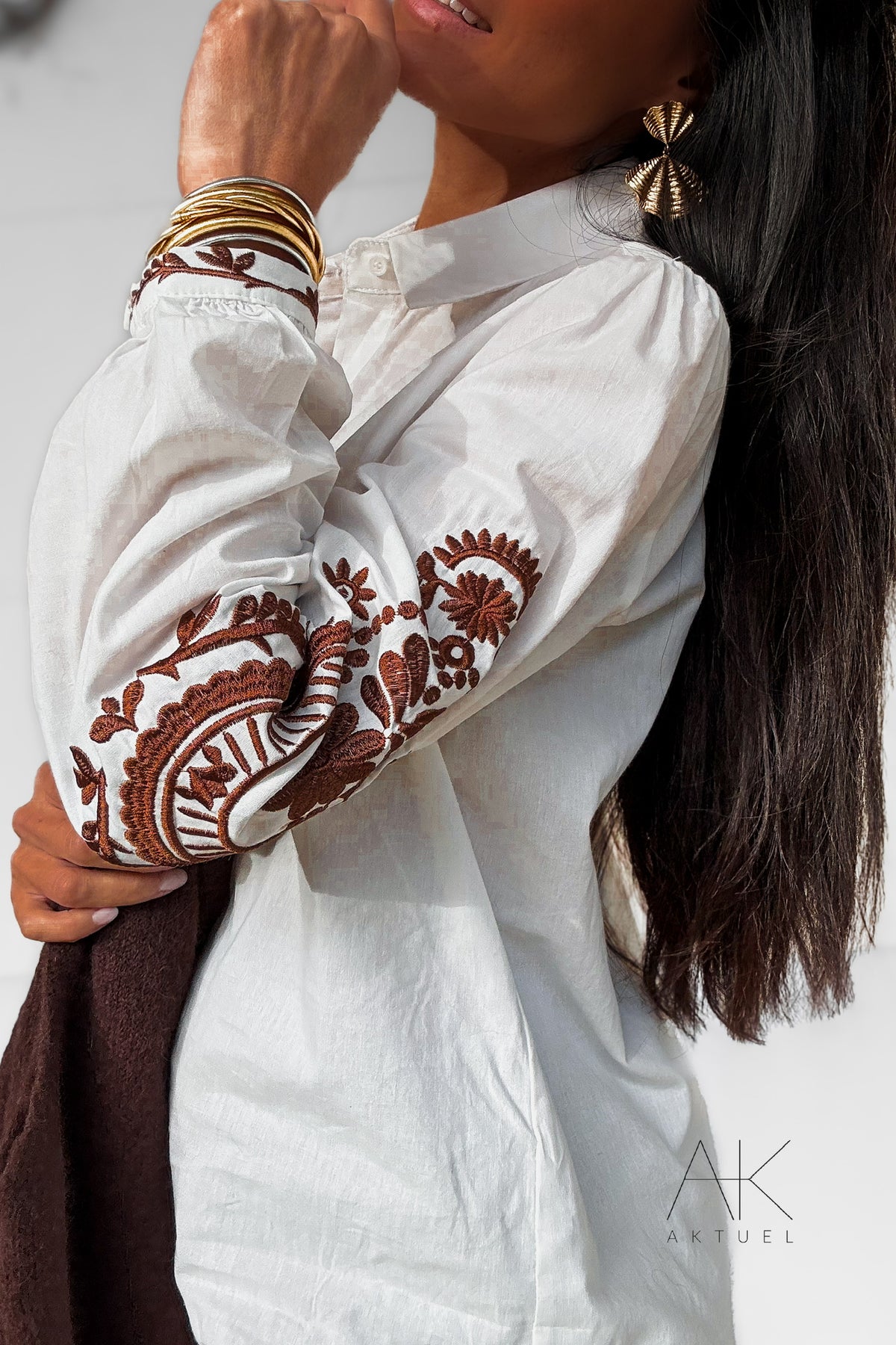 Chemise blanche brodée chocolat