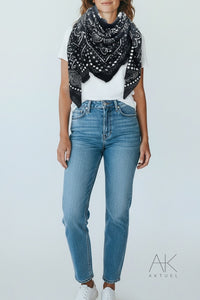 Foulard carré noir imprimé bandana