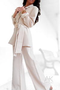 Blazer beige ceinturé détail bijou