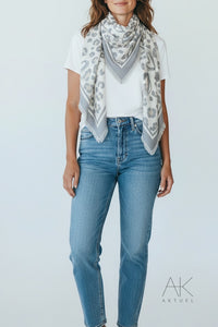 Foulard carré motifs cœurs gris