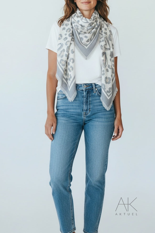 Foulard carré motifs cœurs gris