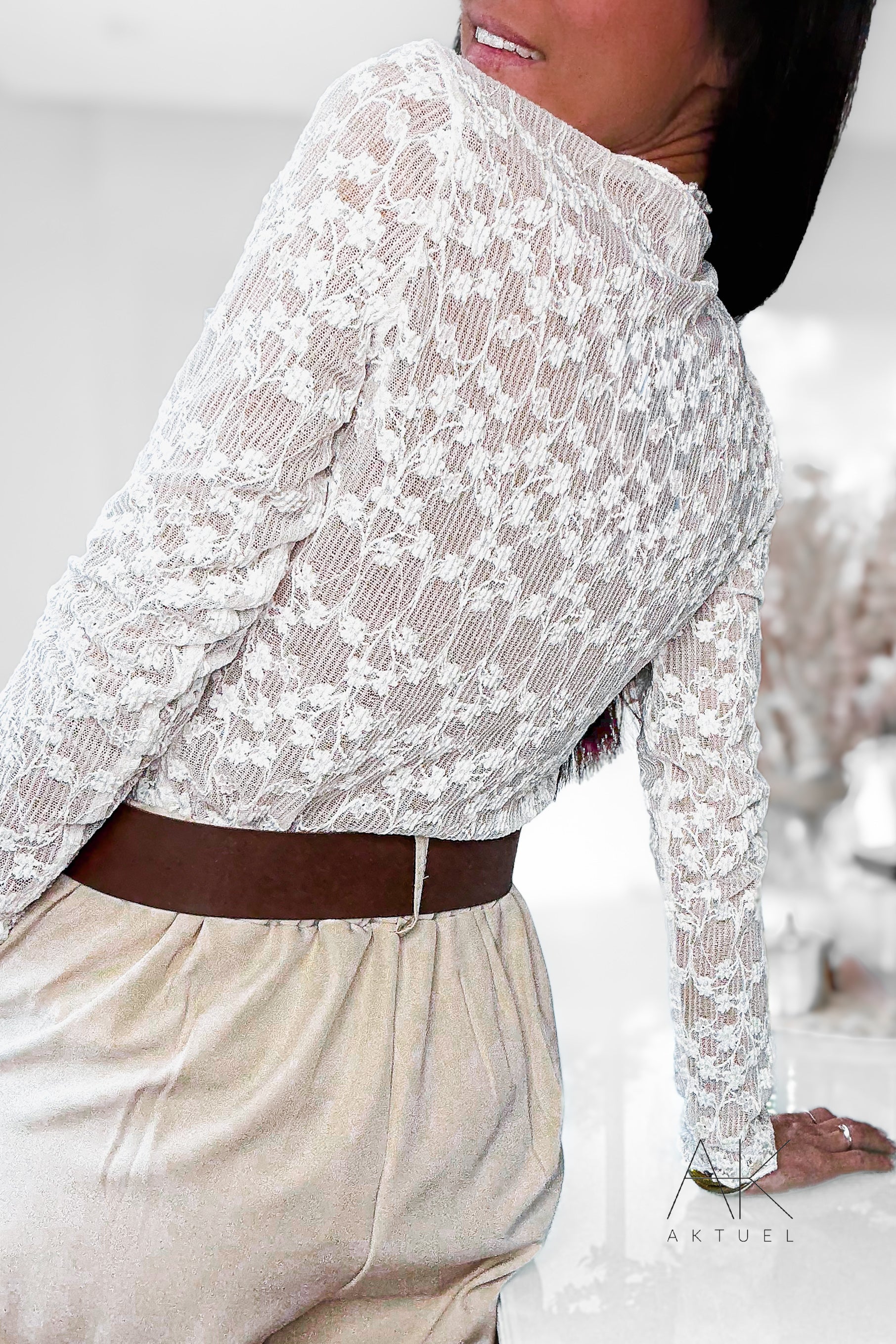 Top en dentelle écrue manches longues