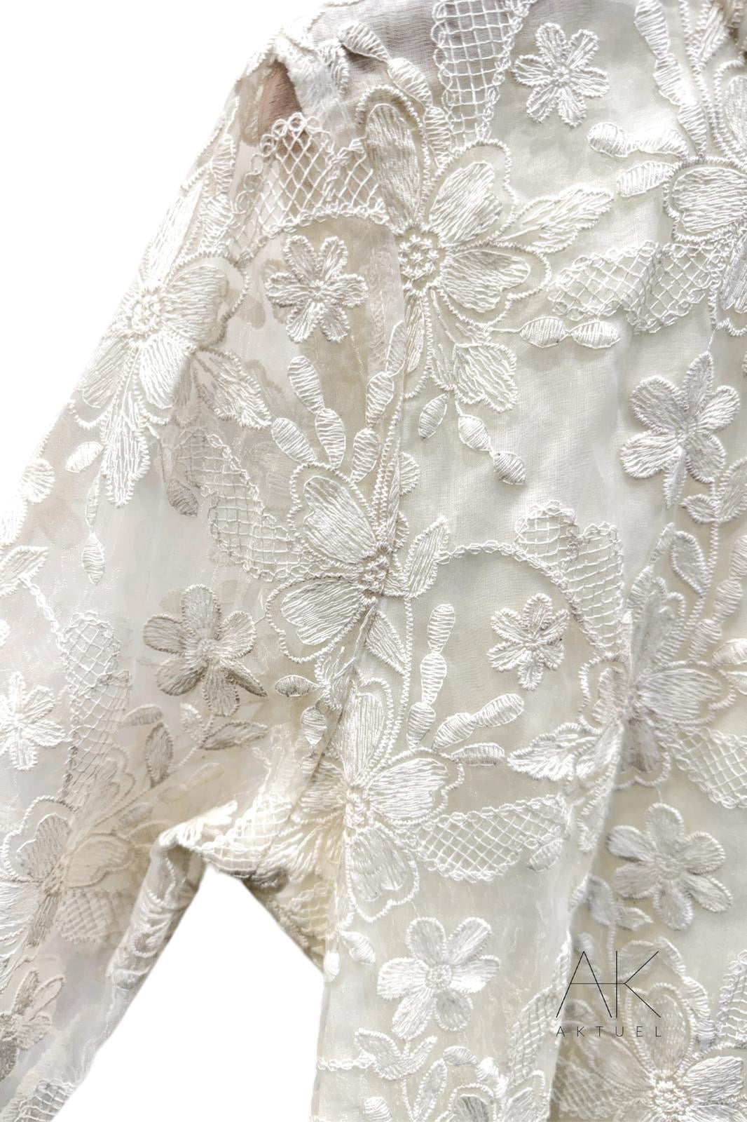 Top en dentelle brodée blanche
