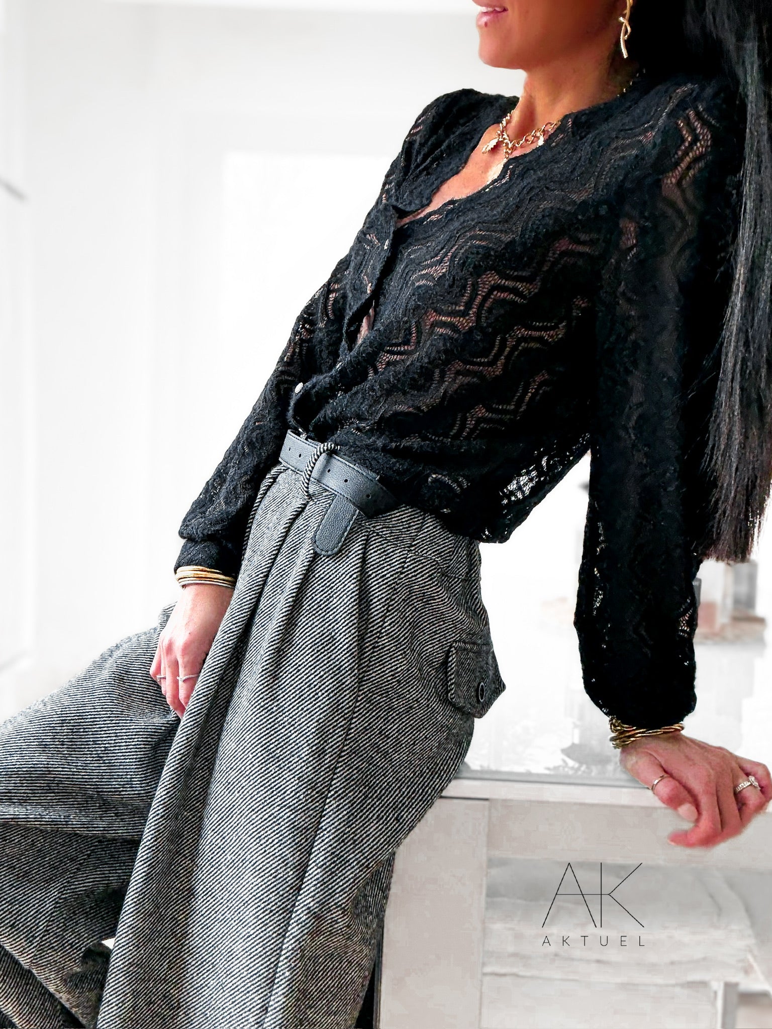 Top en dentelle noire boutonné