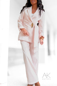 Blazer rose ceinturé détail bijou