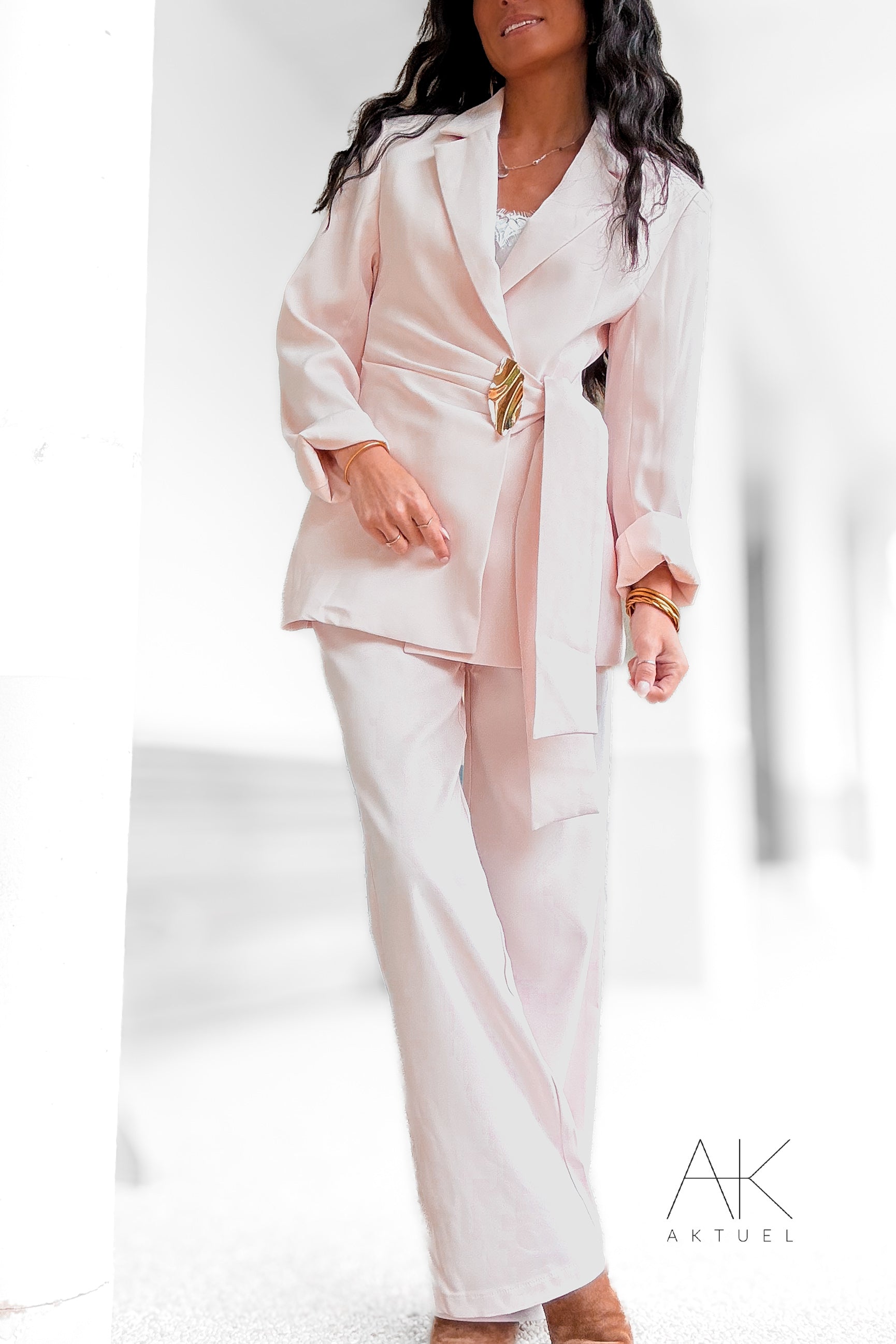 Blazer rose ceinturé détail bijou