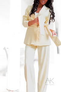 Blazer jaune ceinturé détail bijou
