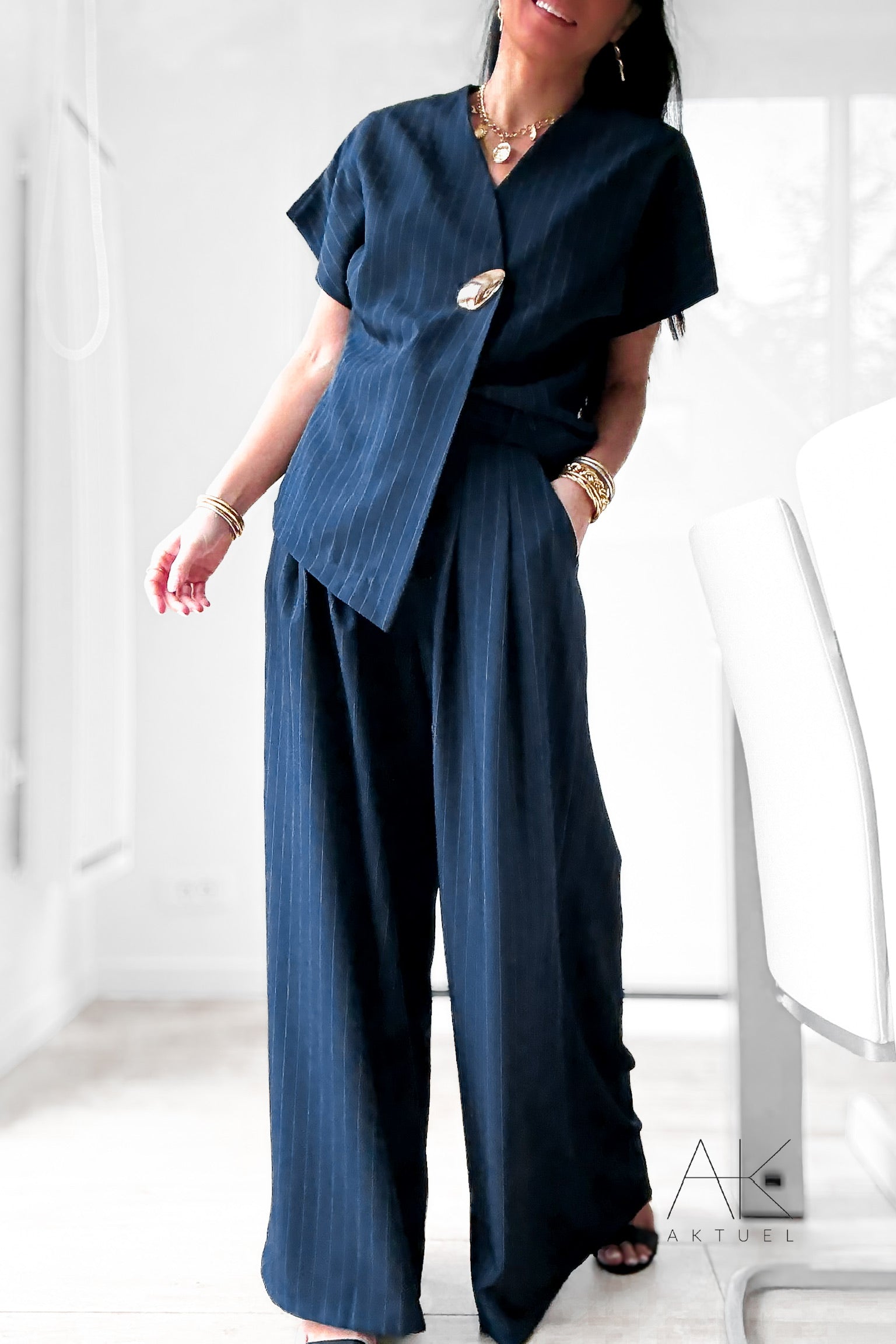 Pantalon large marine à fines rayures avec ceinture