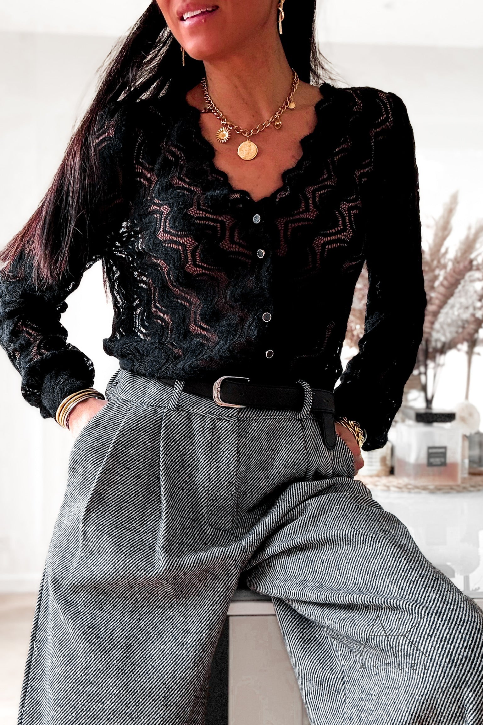 Top en dentelle noire boutonné