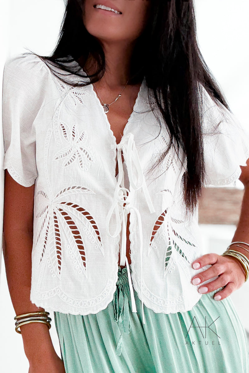 Top blanc à broderies palmier