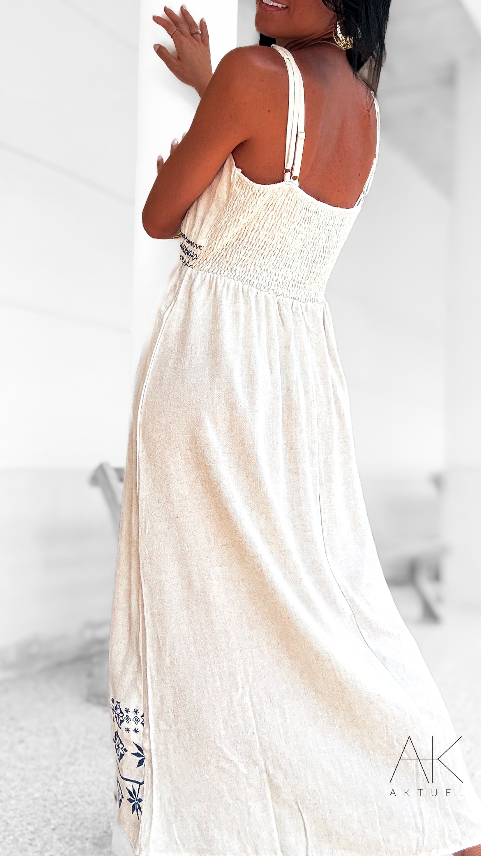 Robe longue brodée beige et bleu marine – Dos smocké & bretelles fines