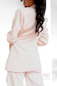 Blazer rose ceinturé détail bijou