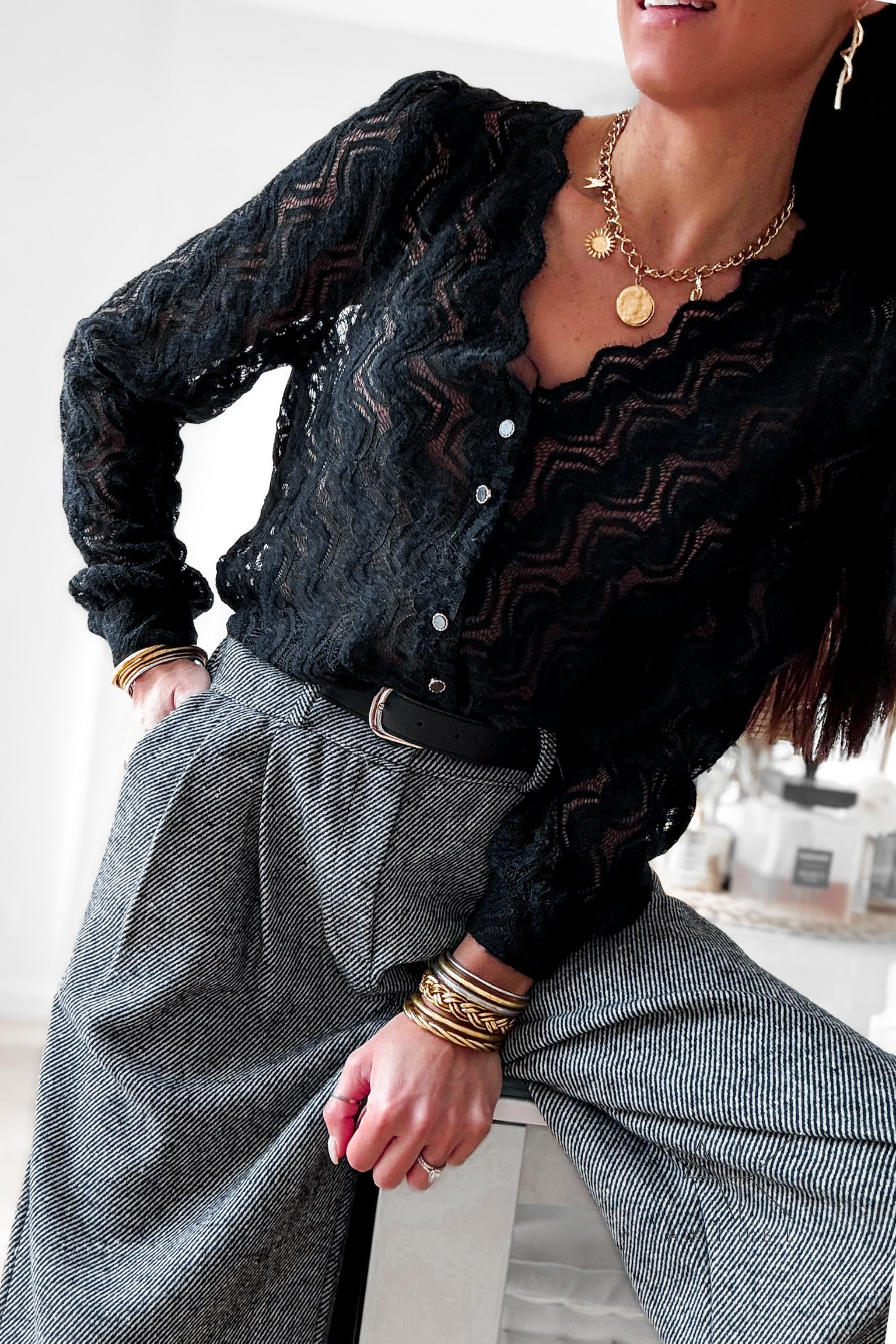 Top en dentelle noire boutonné