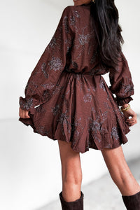 Robe courte chocolat à fleurs brodées