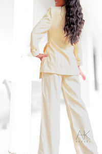 Blazer jaune ceinturé détail bijou