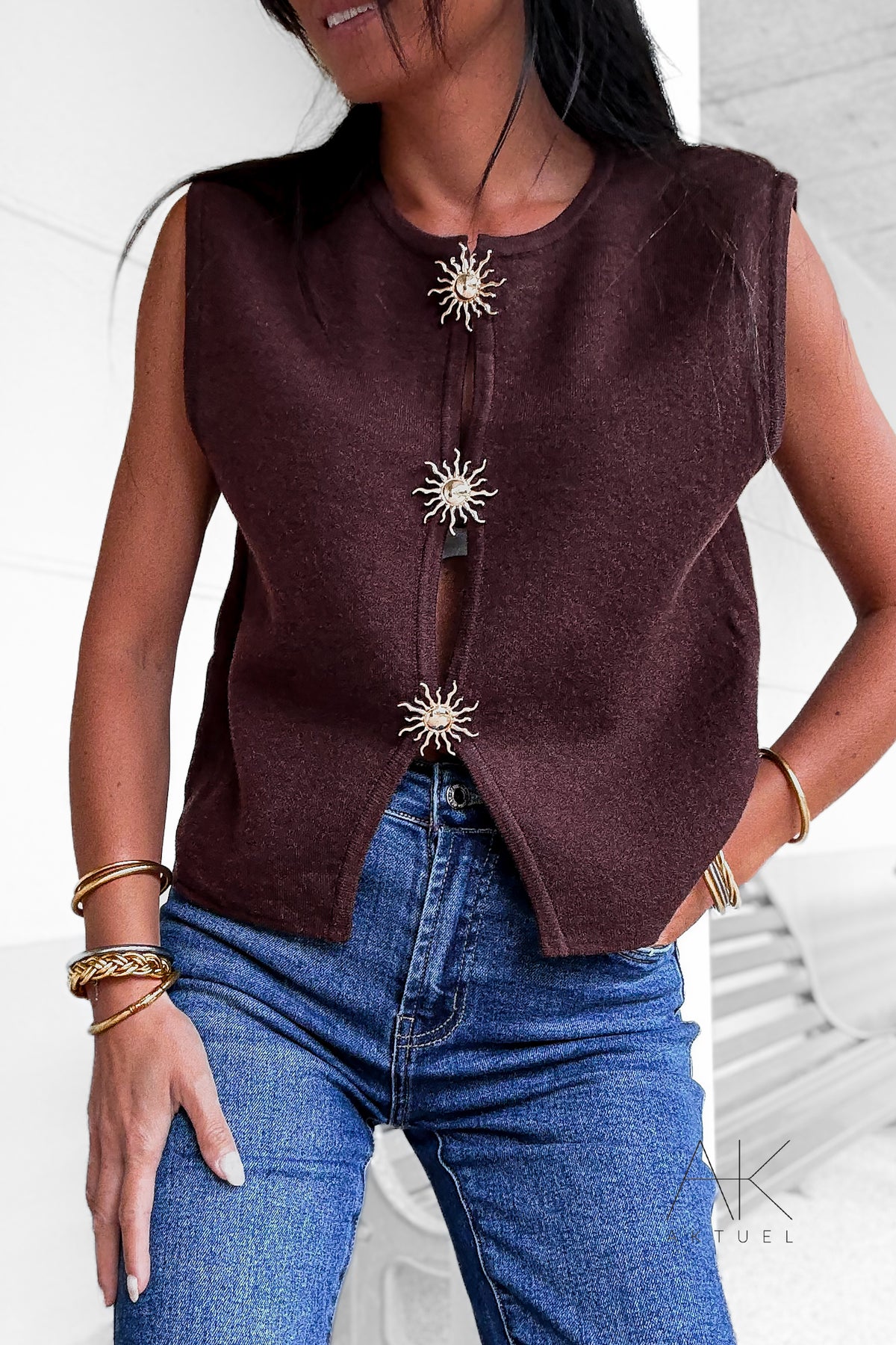 Top en maille marron sans manches broches soleil