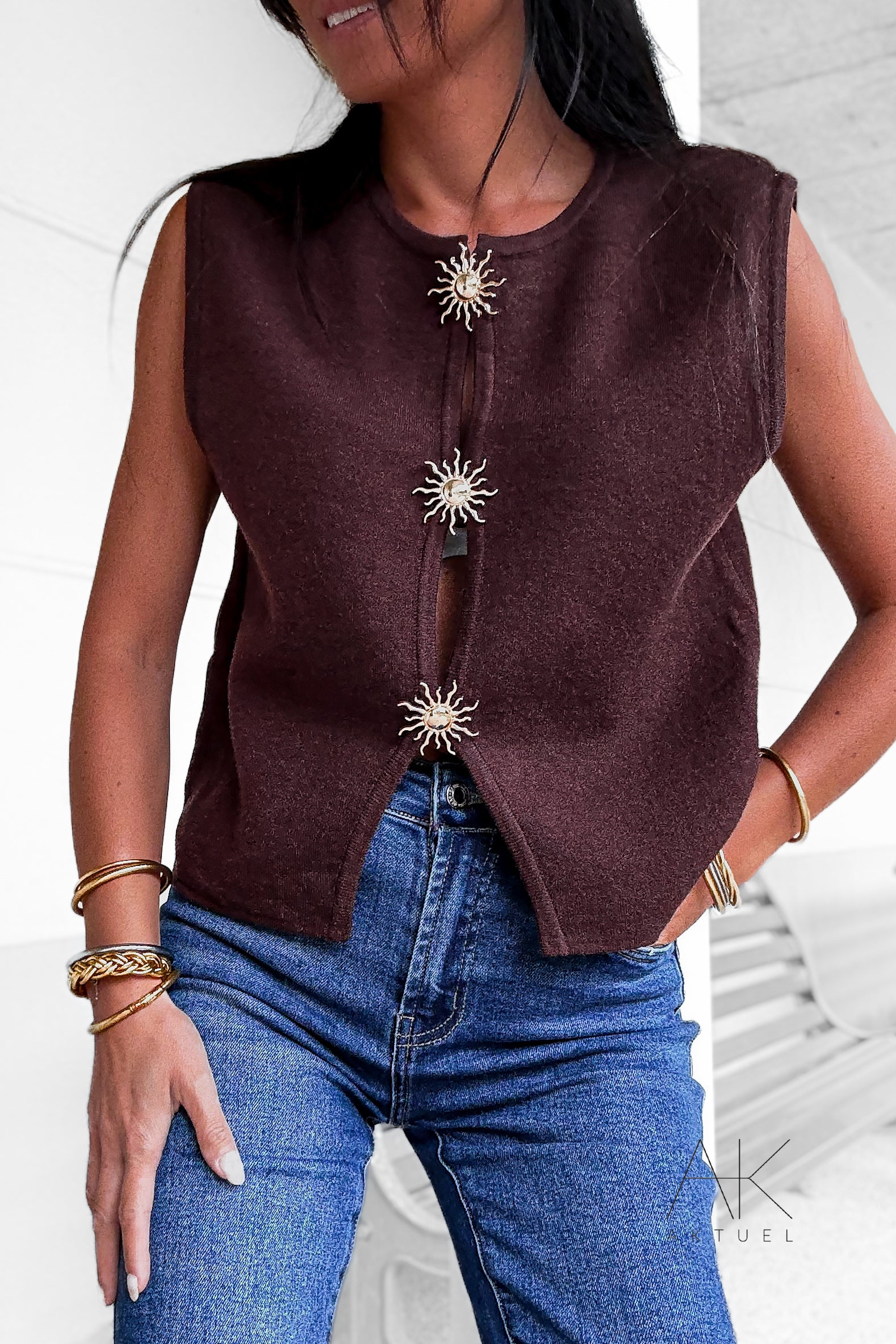 Top en maille marron sans manches broches soleil