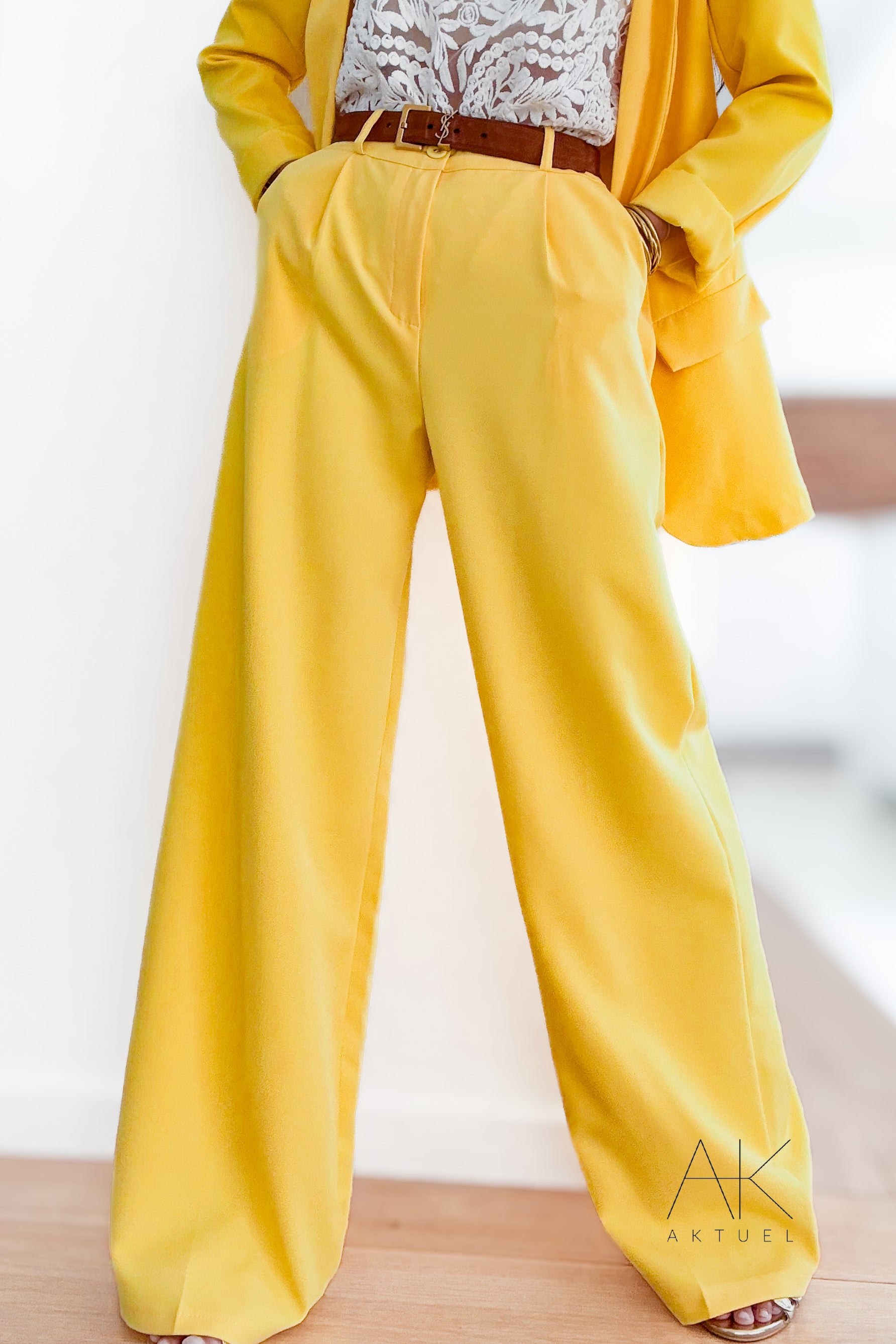 Pantalon large tailleur jaune