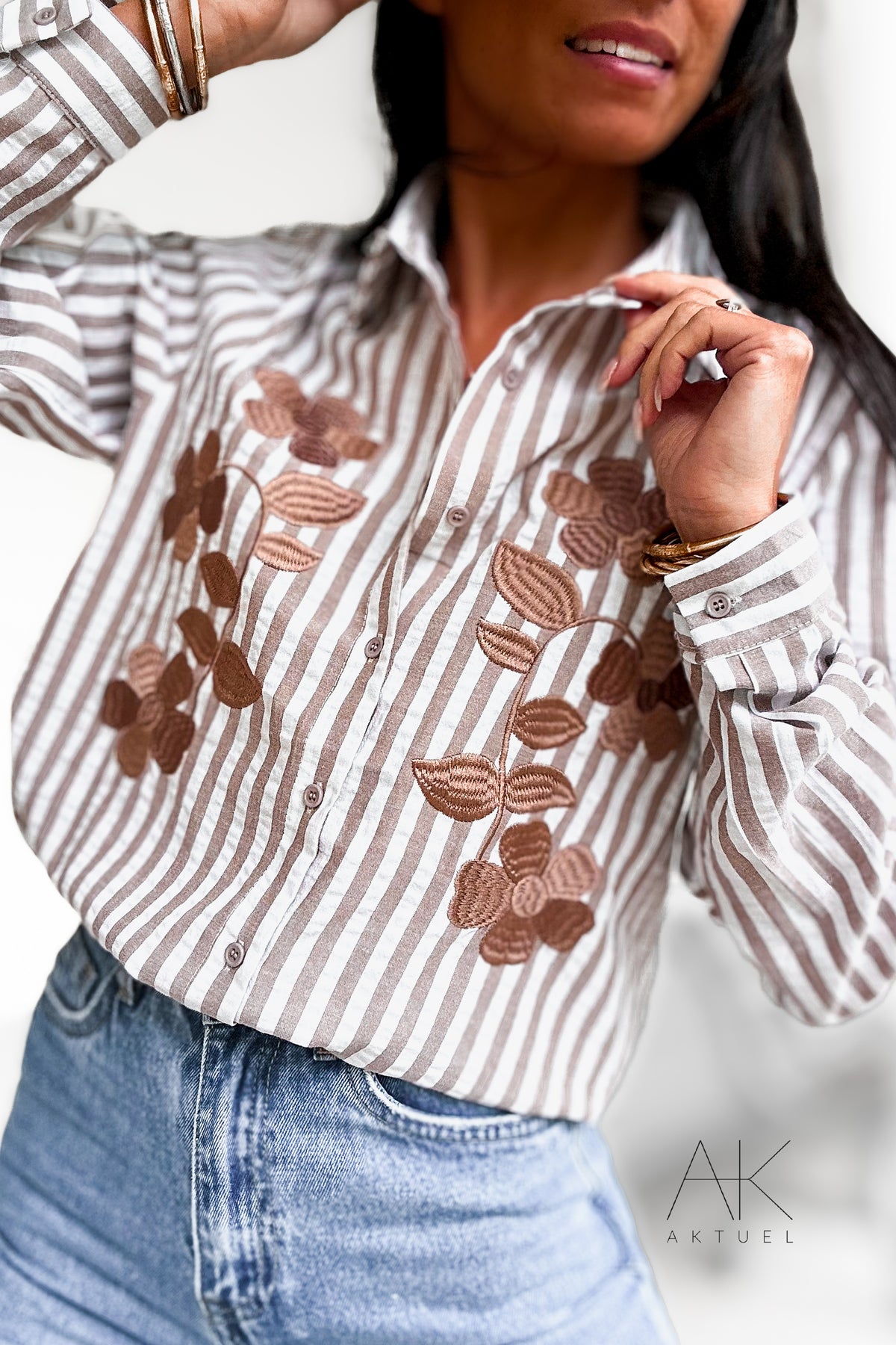 Chemise à rayures camel brodée avec des motifs floraux