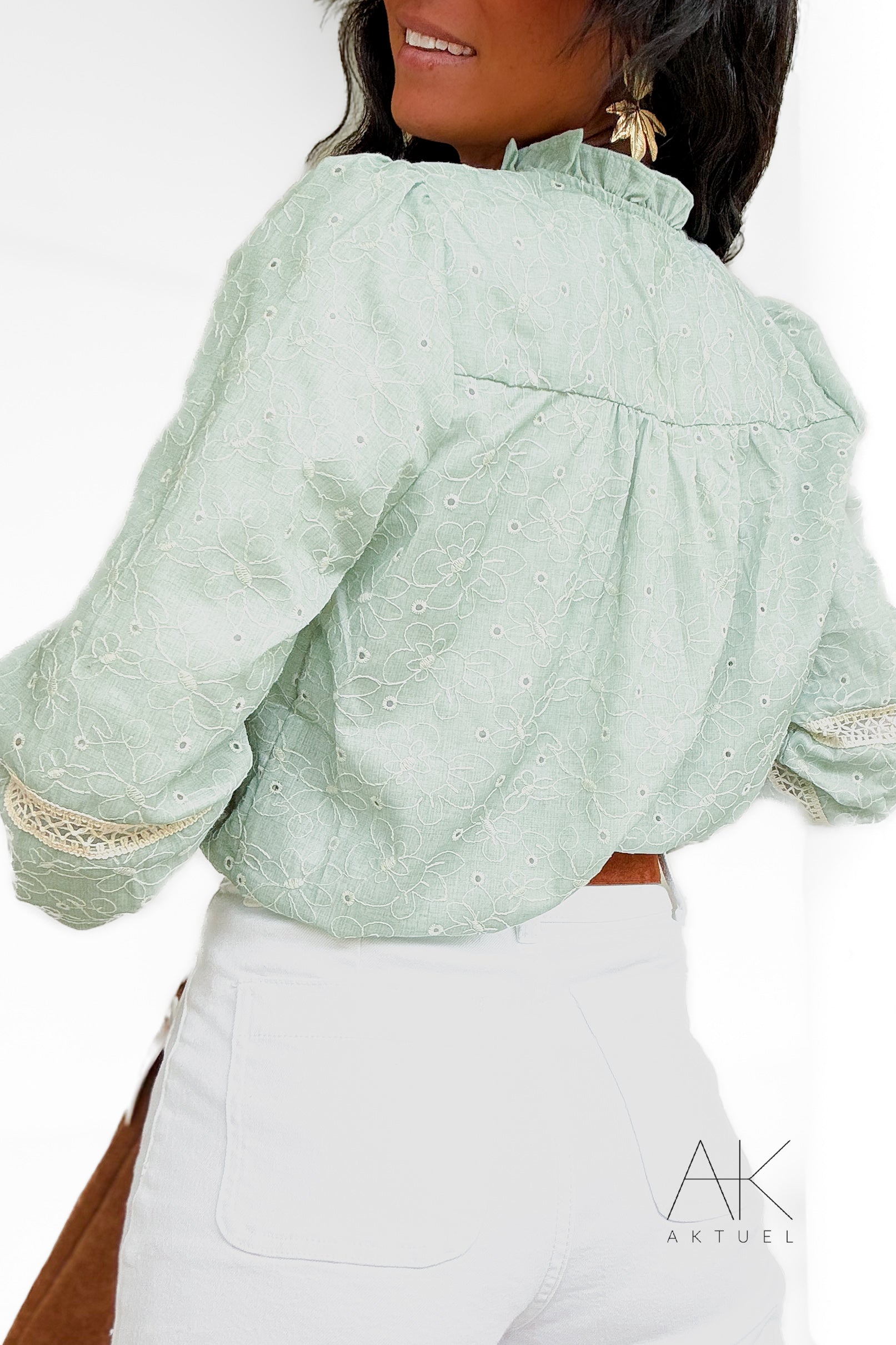 Blouse vert brodée détails dentelle