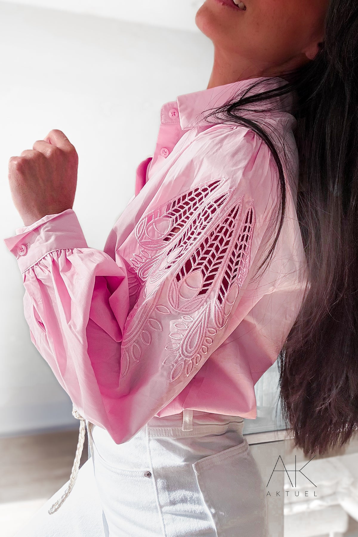 Chemise rose à manches brodées